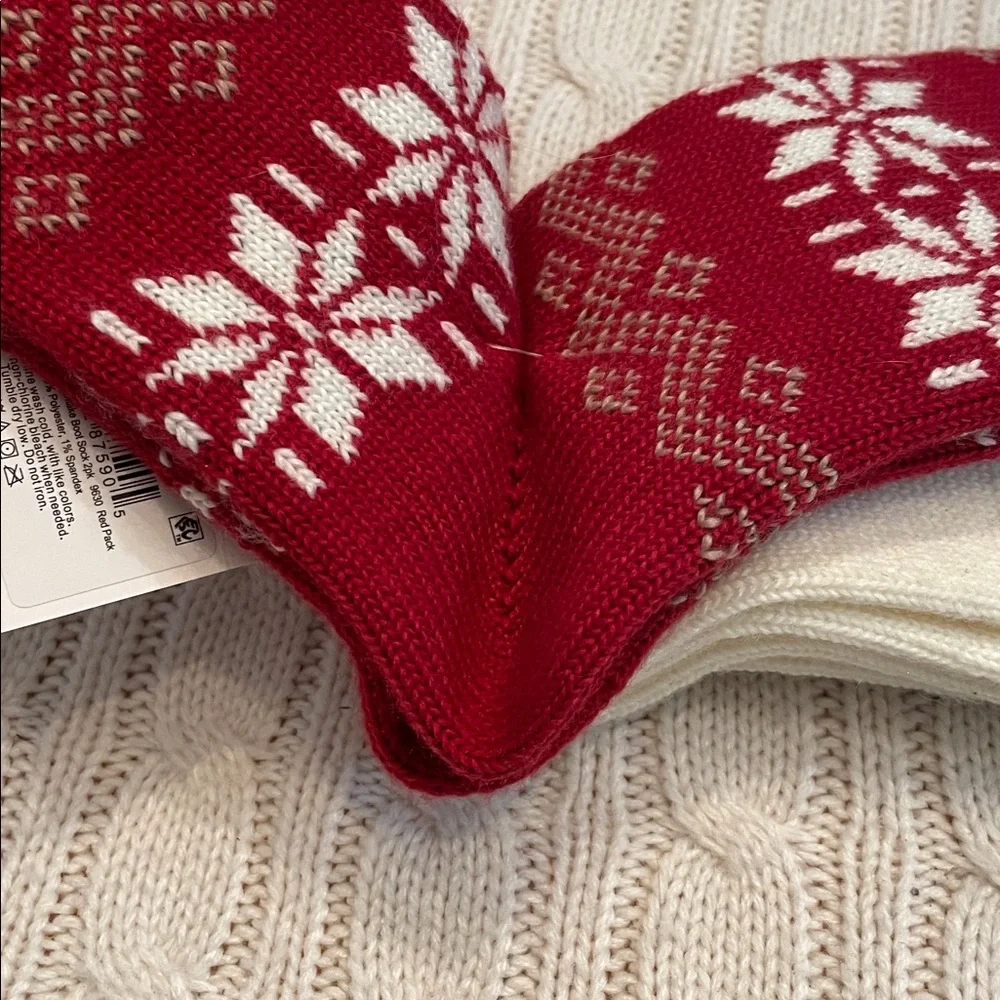 NWT Hue Women’s socks 2 pack-1 cream/1 red w/ snowflakes soft warm heavy weight